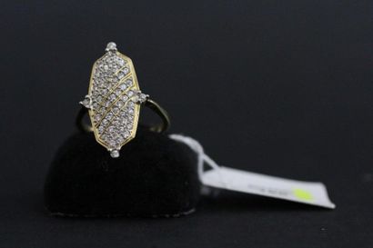 Bague ornée d'un motif ovale pavé de petits...