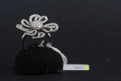 Bague «fleur» en or gris sertie de diamants....