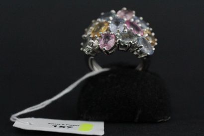 Bague ornée d'un pavage de pierres fines...