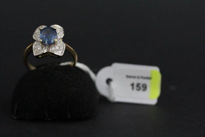 Bague en or sertie d'un saphir ovale dans...