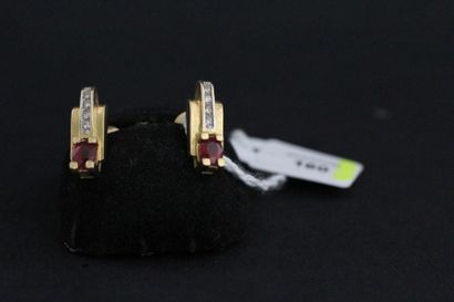 Paire de boutons d'oreilles en or sertis...