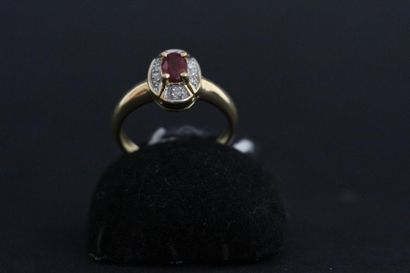 Bague en or sertie d'un rubis dans un entourage...