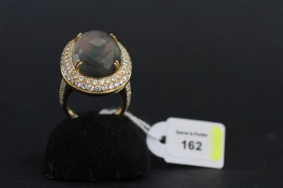 Bague en or ornée d'un cabochon facetté sertie...