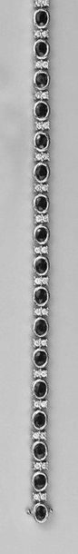 Bracelet articulé en or gris serti d'une...