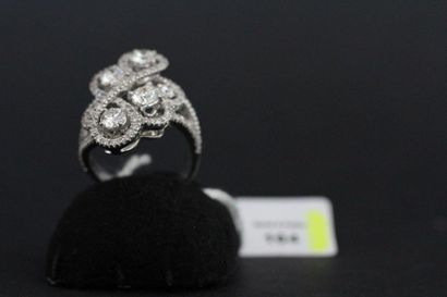 Bague entrelacs en or gris sertie de petits...