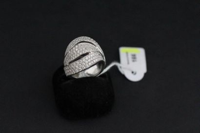 Bague mouvementée en or gris pavée de petits...