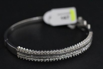 Bracelet rigide ouvrant en or gris orné d'une...