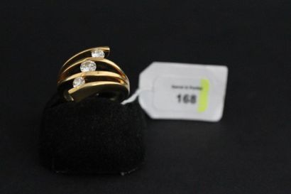 Bague en or jaune sertie de trois diamants....