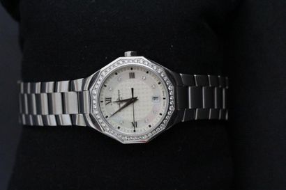 Montre bracelet en acier, le tour de cadran...