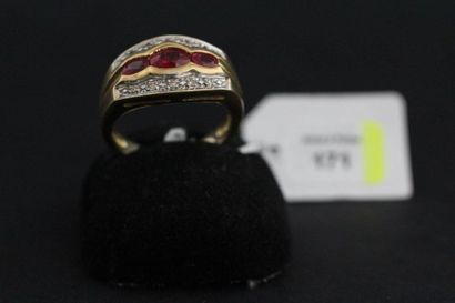 Bague en or jaune ornée de trois rubis ovales...