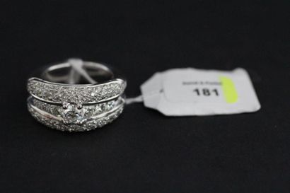Bague bandeau en or gris sertie d'un diamant...