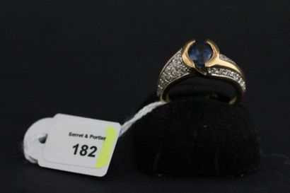 Bague sertie d'un saphir ovale dans un pavage...