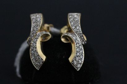 Paire de boutons d'oreilles de forme mouvementée...