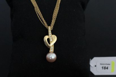Collier composé de quatre chainettes, orné...