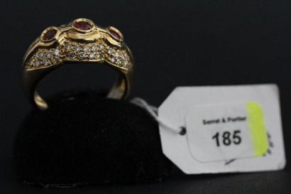 Bague en or jaune ornée de trois rubis de...
