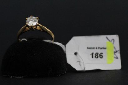 Bague en or jaune sertie d'un diamant solitaire...