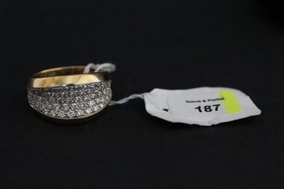 Bague bandeau en or pavée de diamants ronds....