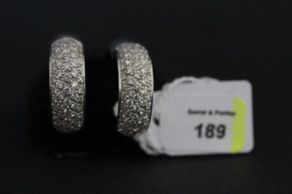 Paire de boucles d'oreilles, système pour...