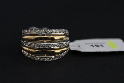 Bague cinq corps en or, trois d'entre eux...