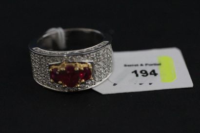 Bague bandeau en or gris sertie au centre...