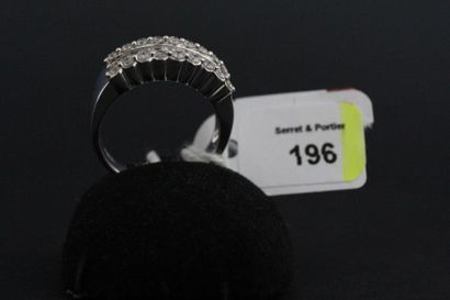 Bague bandeau en or gris sertie d'une ligne...