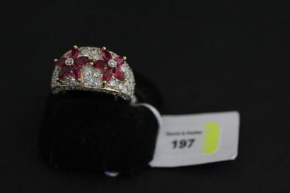 Bague bandeau en or gris ornée de deux fleurettes...