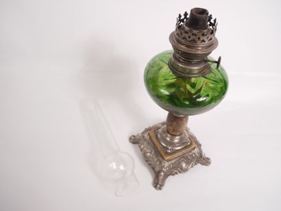 Lampe à pétrole en régule et verre teinté...