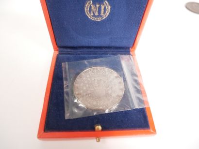 Lot comprenant :


-	Une médaille en bronze...
