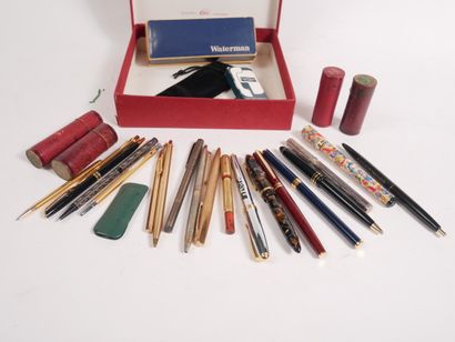 Lot de stylos, stylos plumes dont un signé...