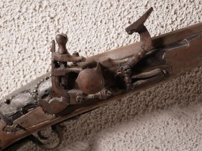 Mousquet en bois et métal.


Afrique du Nord.


L...