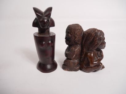 Lot comprenant :


-	Deux statuettes en bois.


-	Un...