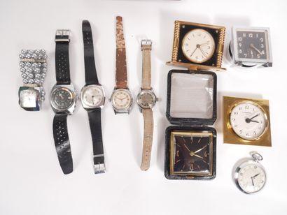 Lot :


- Quatre réveils de voyage dont un...