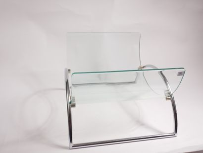 Porte bûche en verre et métal chromé.


Travail...
