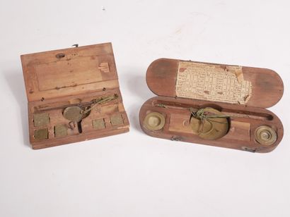 Ensemble de deux trébuchets en bois et laiton,...