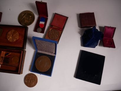 Lot de médailles en bronze, croix de guerre.


XXème...