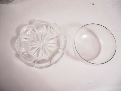 Lot en cristal comprenant : 


-	6 coupes...