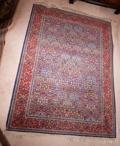 Lot de trois tapis : 


Un tapis 


207 x...