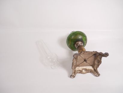 Lampe à pétrole en régule et verre teinté...