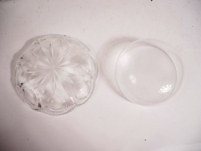 Lot en cristal comprenant : 


-	6 coupes...