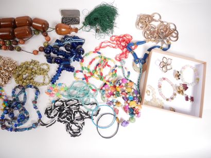 Lot de bijoux fantaisies et de bijoux et...