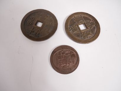 Lot comprenant :


-	Une médaille en bronze...