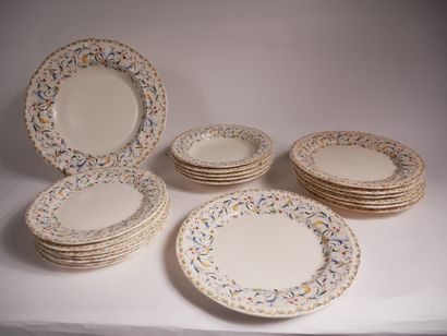 GIEN 


Partie de service de table en faïence...