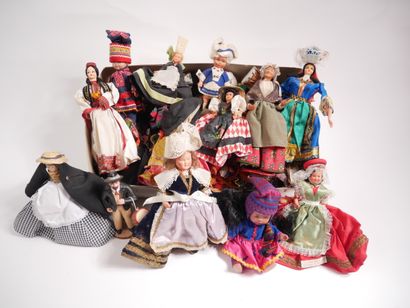 Lot de petites poupées régionales.