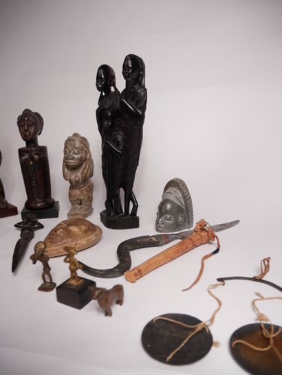 Lot de sculptures africaines en bois patiné...