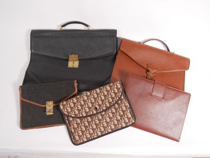 Ensemble comprenant : 


-	1 pochette en...
