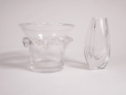 DAUM - BACCARAT 


Deux vases en cristal,...