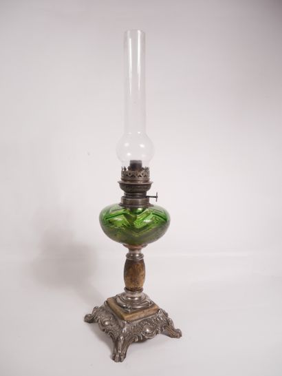 Lampe à pétrole en régule et verre teinté...
