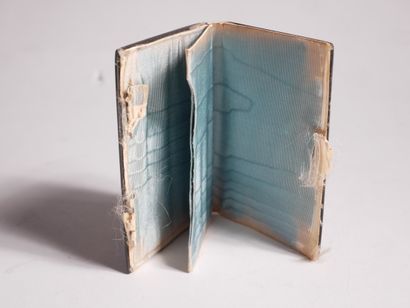 Etui en écaille de tortue à décor incrusté...