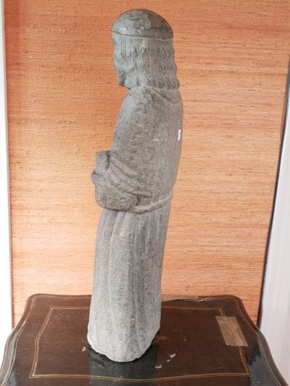 Sculpture en granit représentant un Saint...