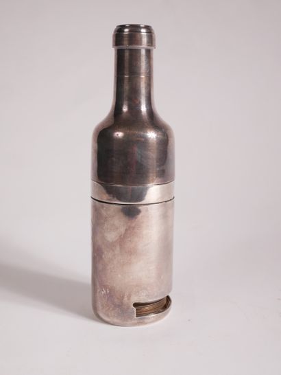 Rare nécessaire de fumeur en forme de bouteille...